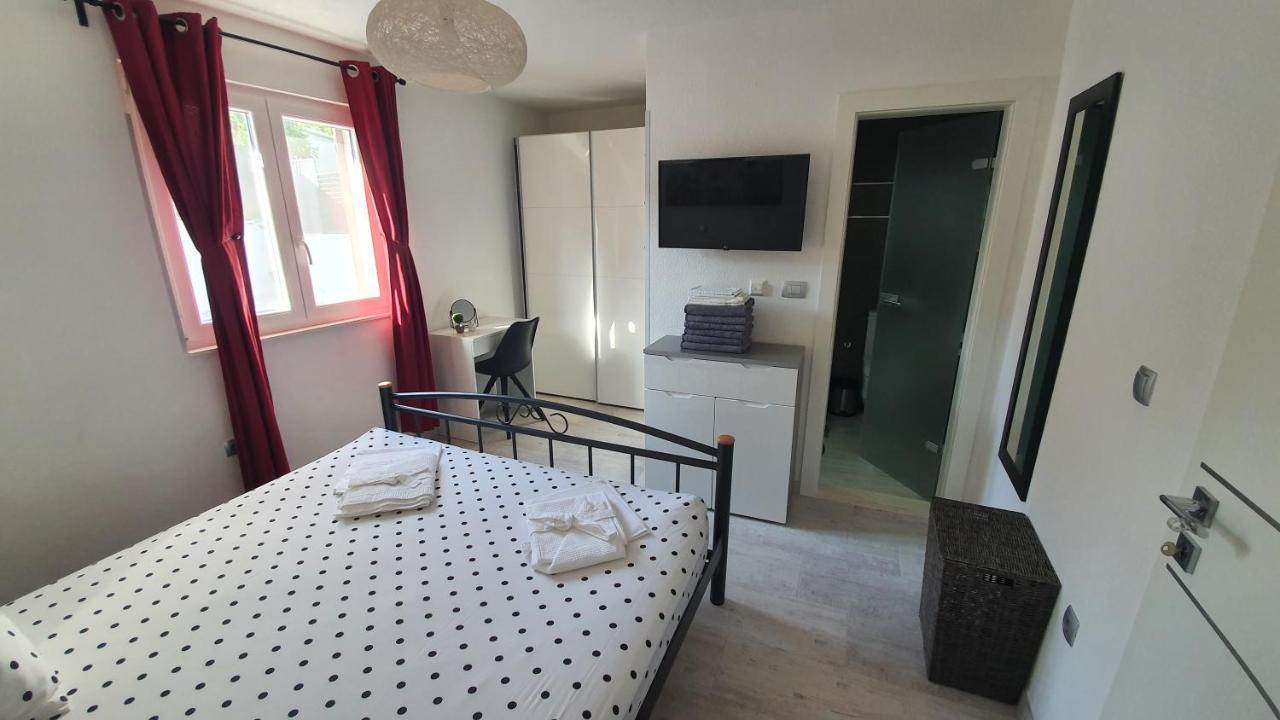 Villa Fides With Private Pool, Garden And Sea View Kaštel Novi Extérieur photo