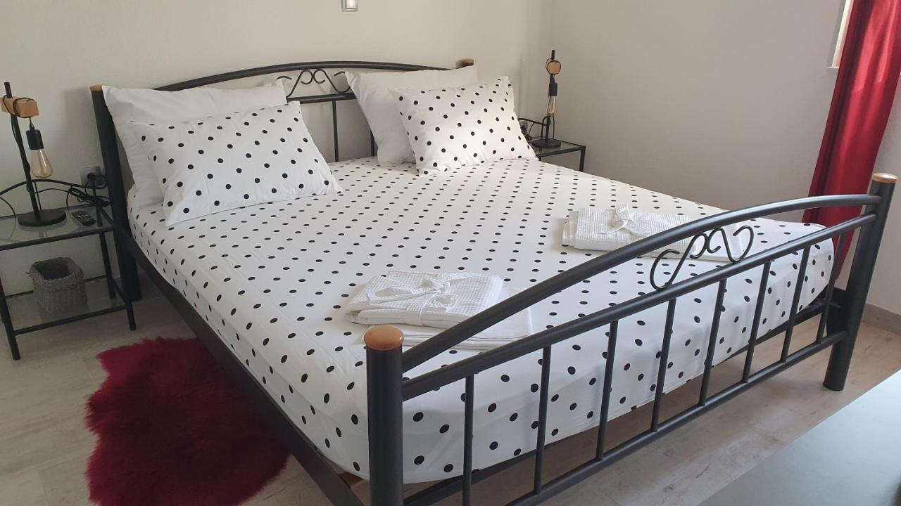 Villa Fides With Private Pool, Garden And Sea View Kaštel Novi Extérieur photo