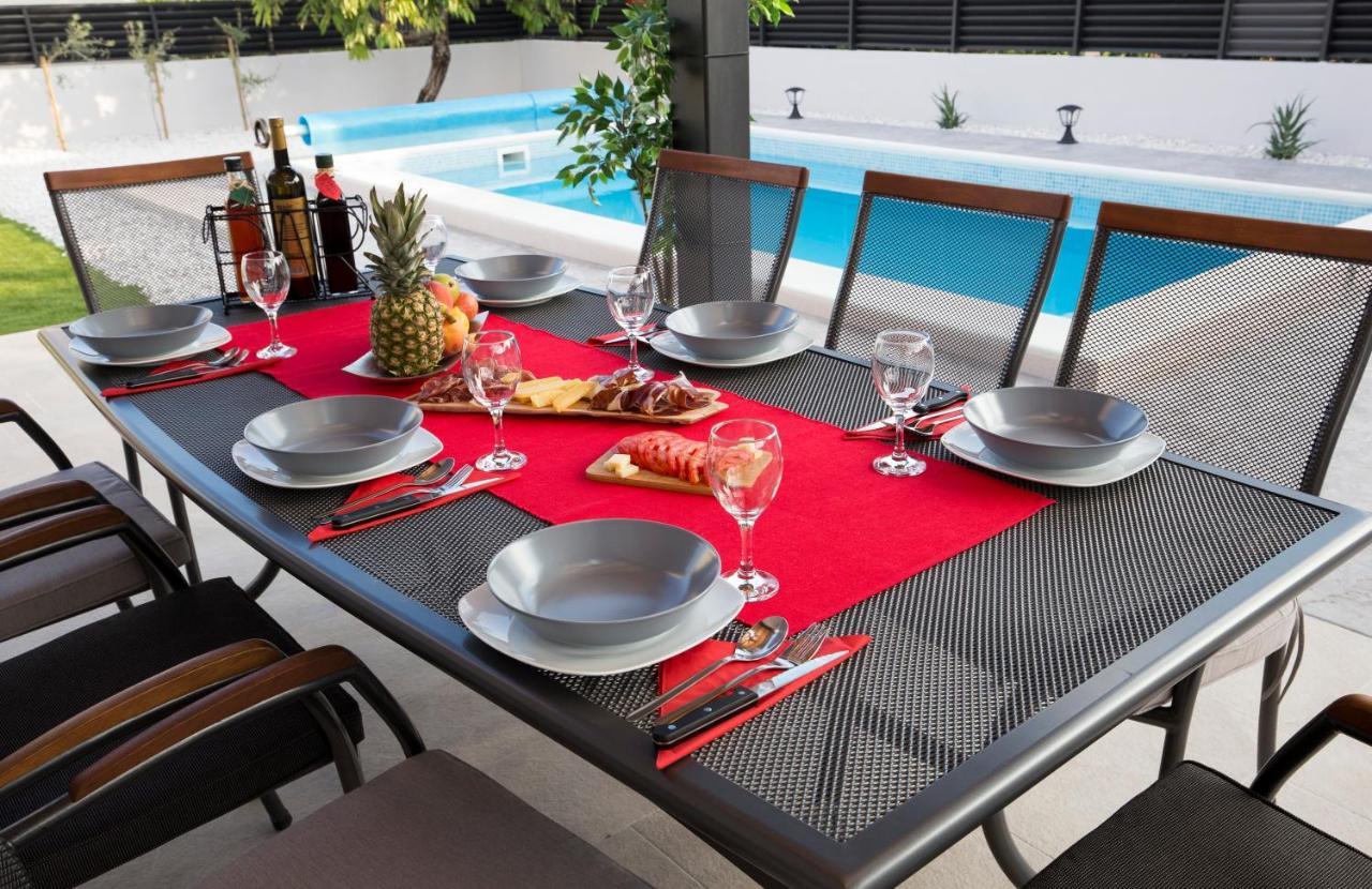 Villa Fides With Private Pool, Garden And Sea View Kaštel Novi Extérieur photo